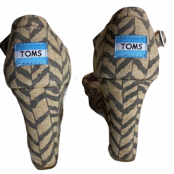 Toms Peep Toe Wedge Sandals Print Gray Cream 7.5 - Picture 9 of 11